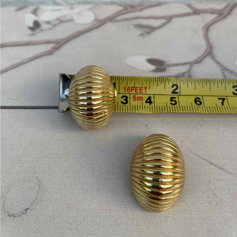 Christian Dior color Gold Textured Earrings - Picture 2 of 5